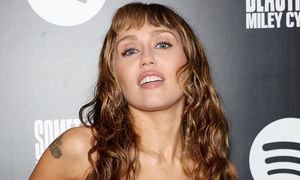 NAGA Miley Cyrus pozdrawia z okładki magazynu