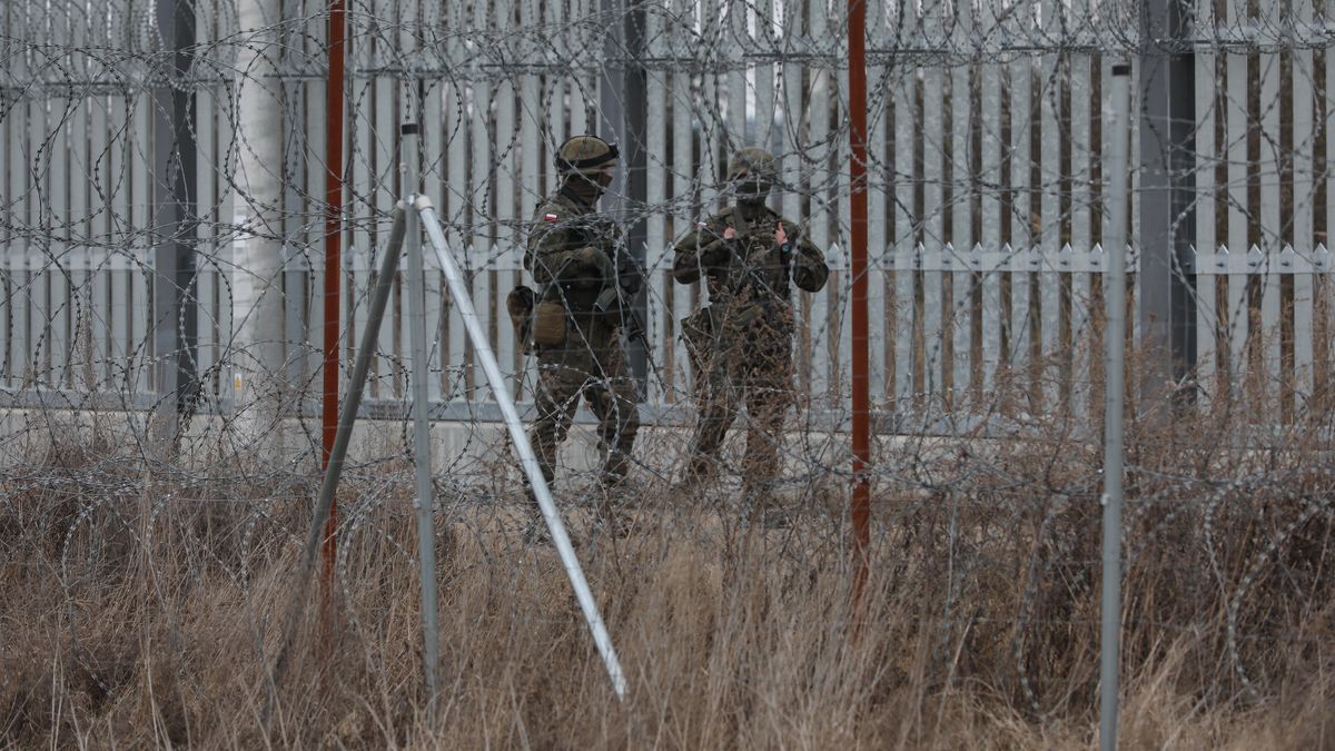�o�nierze
Ozierany Ma�e, 22.03.2025. �o�nierze granicy pa�stwowej Polski z Bia�orusi� w Ozieranach Ma�ych, 22 bm. (sko) PAP/Artur Reszko
Artur Reszko
bezpiecze�stwo pa�stwa, bezpiecze�stywo, dow�dcza, drut kolczasty, drut �yletkowy, druty kolczaste, granica, granica pa�stwa, granica Polski, graniczna, kadra, migracja, migracj�, Ministerstwa Obrony Narodowej, Ministerstwa Spraw Wewn�trznych i Administracji, NATO, ochrona, ochrona granicy, odprawa, pa�stwa, plac�wka, p�ot, polityk, polityka, Polska, polsko bia�oruska, polsko-bia�oruska, stalowe prz�s�a, stra�, tereny przygraniczne, UE, Unii Europejskiej, wizyta, W�adys�aw Kosiniak Kamysz, wojsko polskie, wschodnia flanka, �o�nierz, �o�nierze, zapora, zaporze