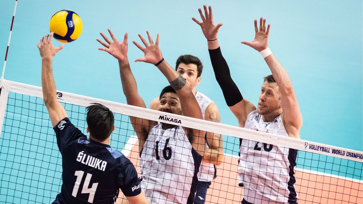 Materiały prasowe / FIVB / Na zdjęciu: Aleksander Śliwka atakuje w meczu z USA