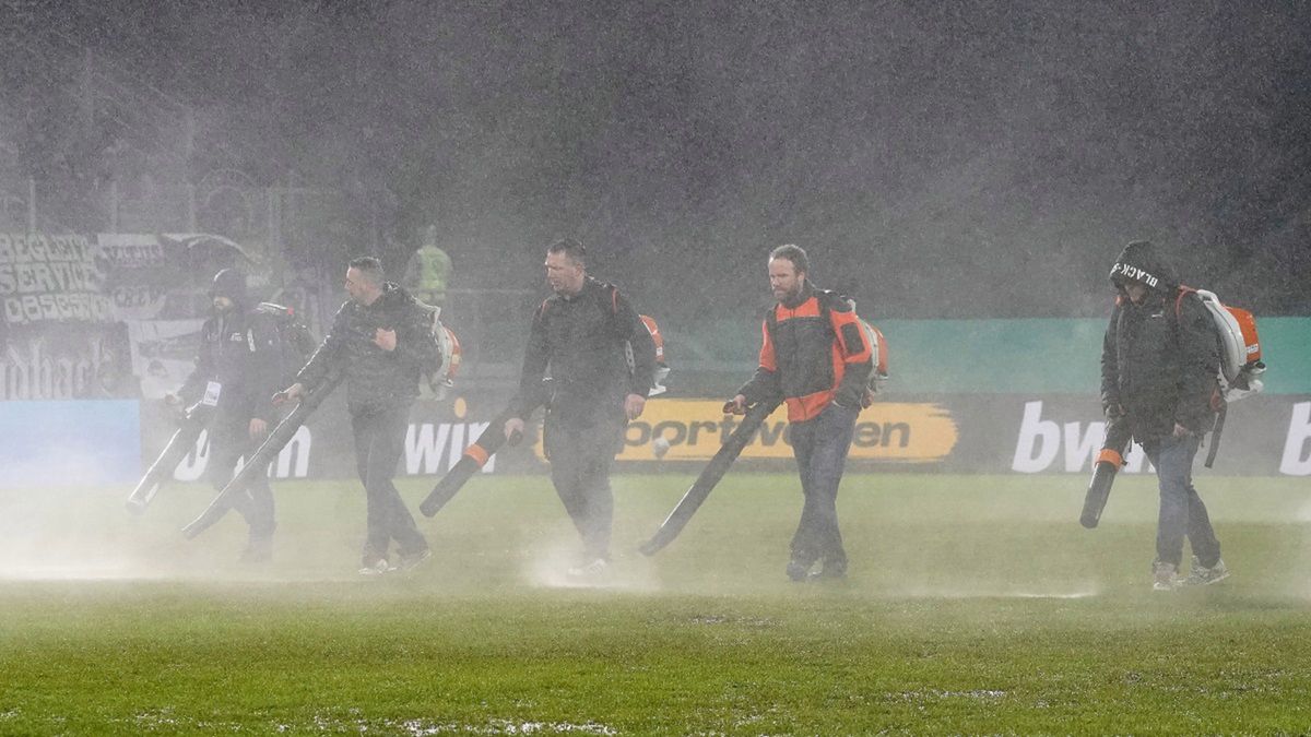 Zdjęcie okładkowe artykułu: Getty Images /  Andreas Schlichte / Na zdjęciu: organizatorzy meczu próbujący osuszyć boisko dmuchawam