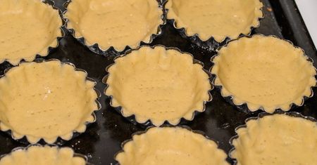 Moja babcia piekła słodkości na wszystkie wesela w okolicy. Na idealne kruche ciasto miała prosty sposób