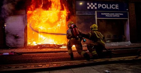 Zamieszki na Wyspach. Plądrują i podpalają sklepy. Aresztowano 400 osób