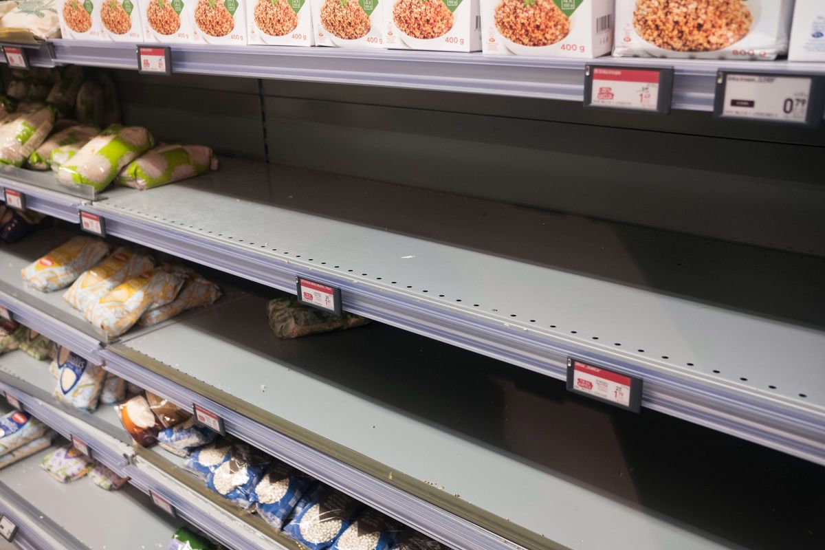 Brytyjski sklepy reglamentują najbardziej rozchwytywane produkty, np. ryż i konserwy