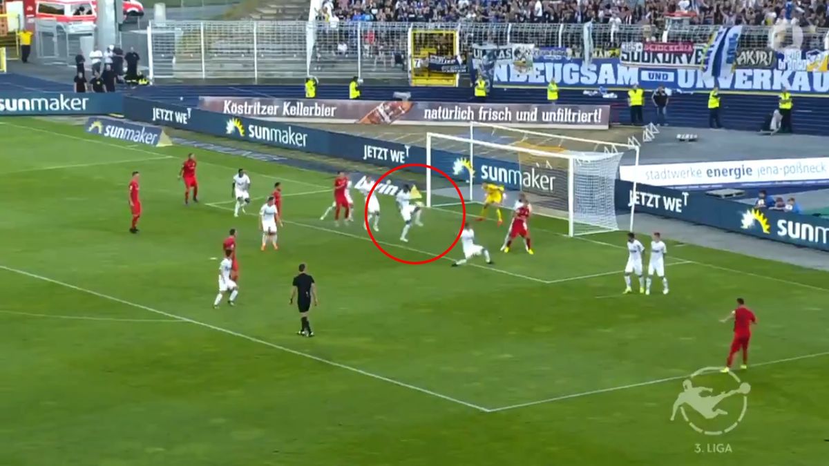 Twitter / Na zdjęciu: Marian Sarr strzela gola samobójczego