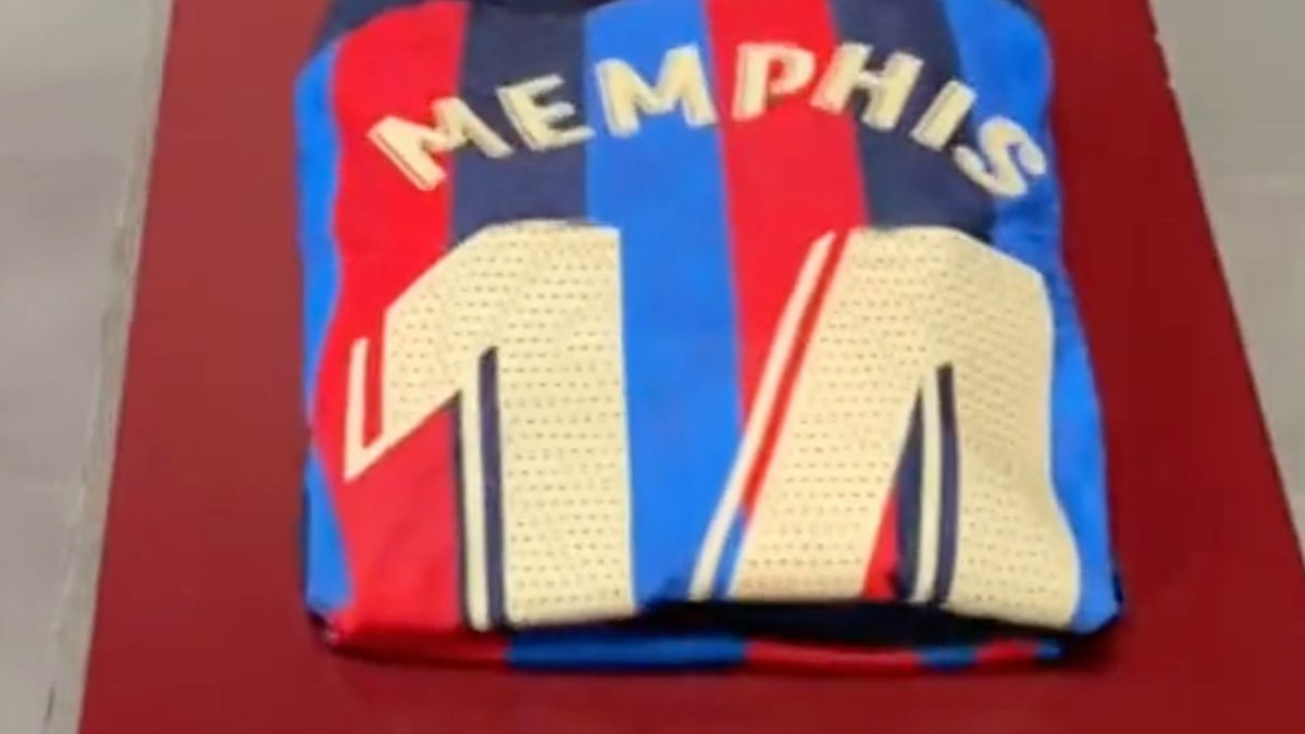 Zdjęcie okładkowe artykułu: Twitter / FC Barcelona / Koszulka Memphisa Depaya