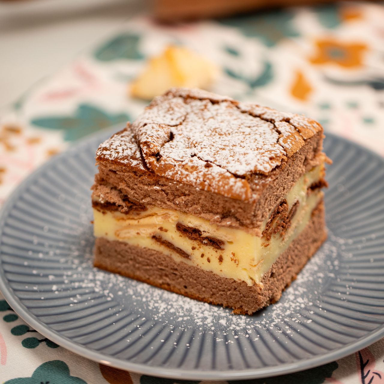 Zigzag cake with biscuits and cream