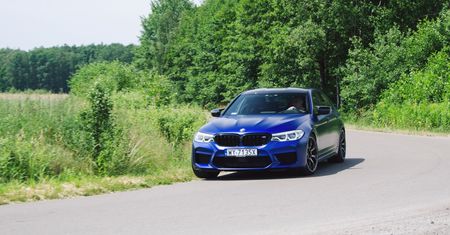 Test BMW M5 Competition w warunkach drogowych. Auto imponuje wszechstronnością