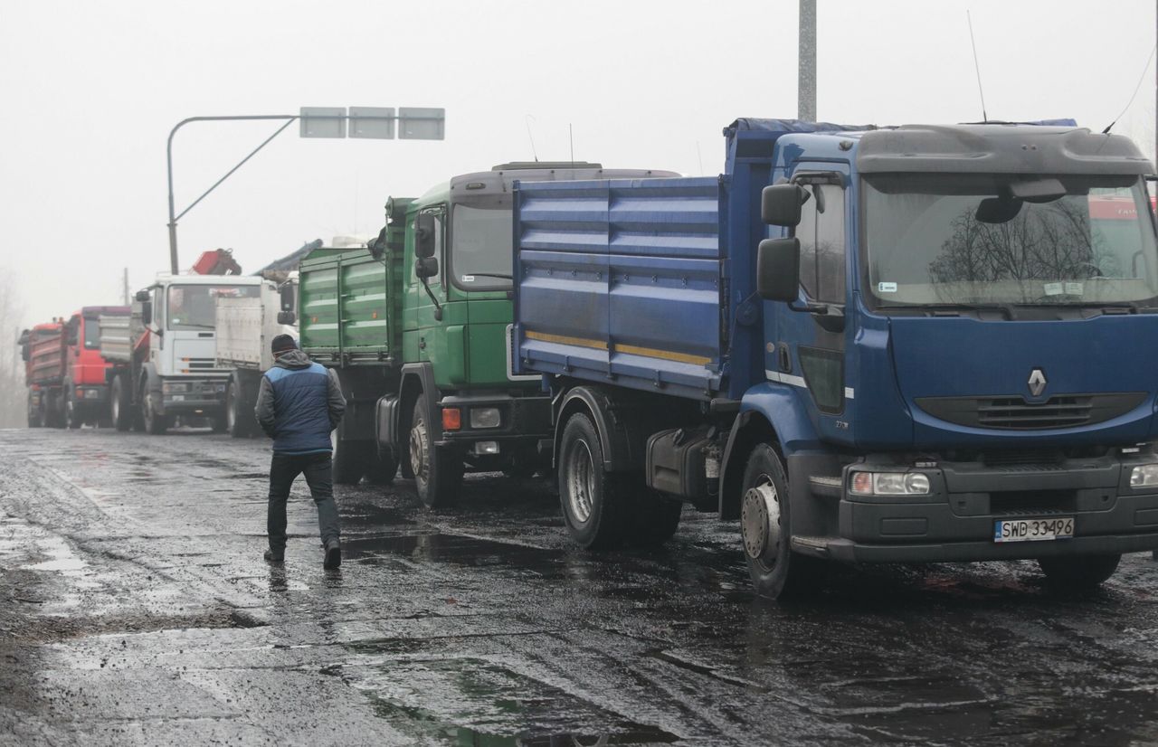 Stoją po kilka dni w kolejce po węgiel. "Do czego to doszło?!"