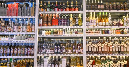 Alkohol jest zbyt łatwo dostępny? Polacy zabrali głos