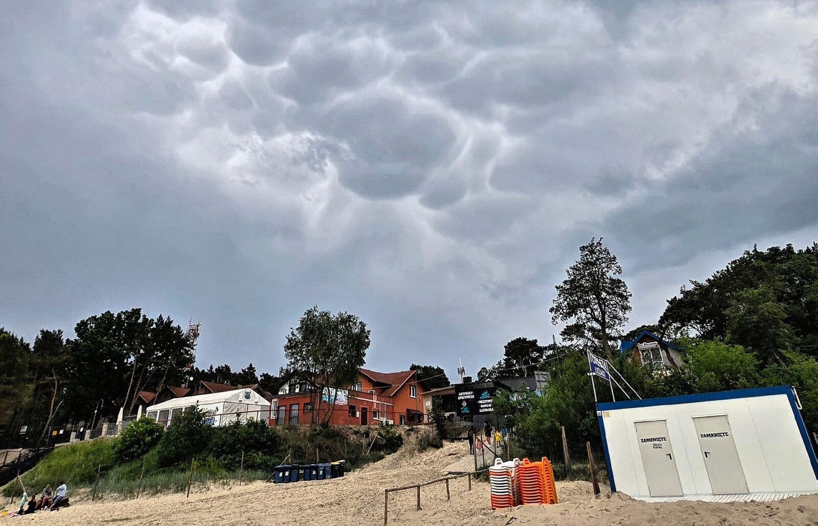 Chmury mammatus nad plażą w Stegnie