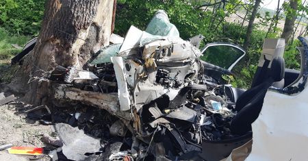 Fiat roztrzaskał się na drzewie. Nie żyje 34-latek
