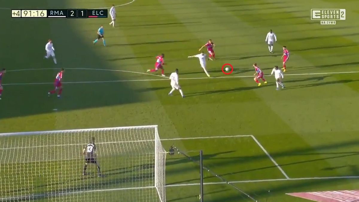 Karim Benzema strzela gola w meczu Real - Elche