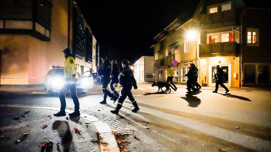Atak w norweskim mie?cie KongsbergPolice officers cordon off the scene where they are investigating in Kongsberg, Norway after a man armed with bow killed several people before arrested by police on October 13, 2021. - A man armed with a bow and arrows killed several people and wounded others in the southeastern town of Kongsberg in Norway on October 13, 2021, police said, adding they had arrested the suspect. "We can unfortunately confirm that there are several injured and also unfortunately several killed in this episode," local police official Oyvind Aas told a news conference. "The man who committed this act has been arrested by the police and, according to our information, there is only one person involved." (Photo by H?kon Mosvold Larsen / NTB / AFP) / Norway OUTHAKON MOSVOLD LARSEN