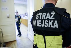 Deweloper chciał wybudować chodnik. Prace blokuje opuszczone auto