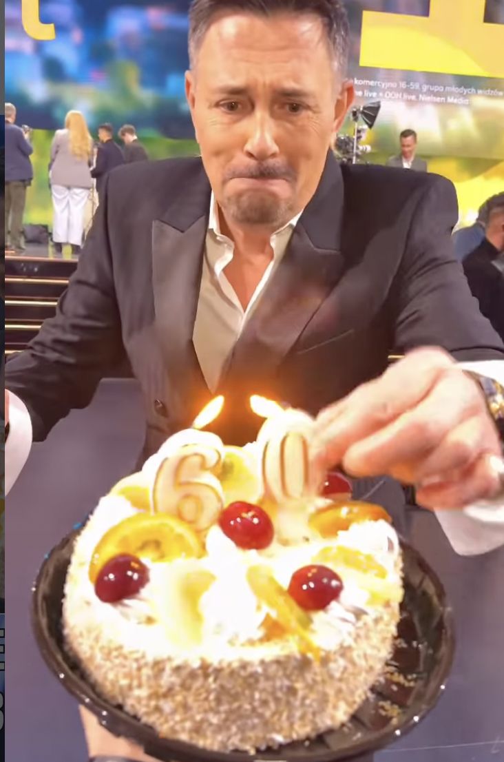 Krzysztof Ibisz z urodzinowym tortem