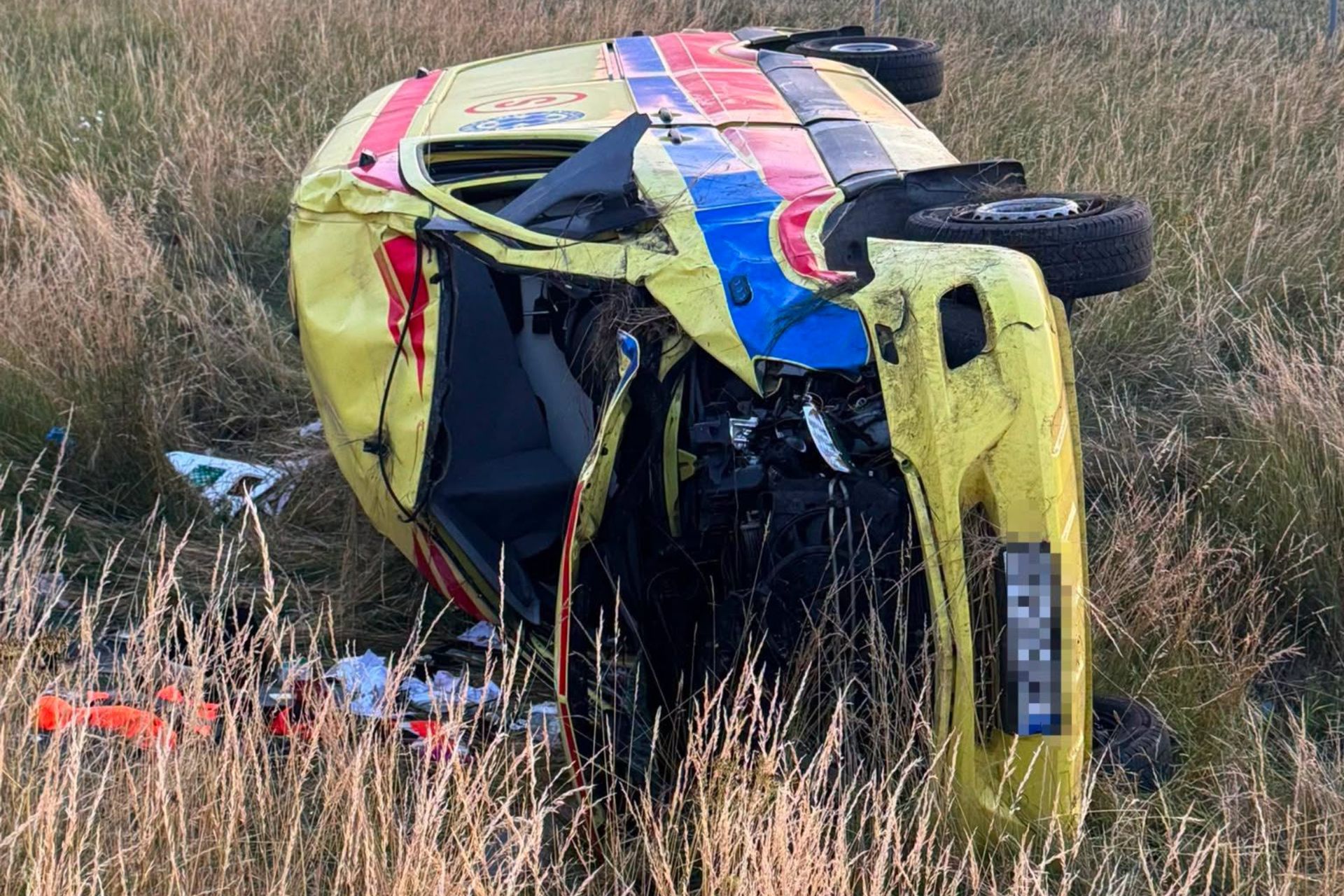 Ambulans dachował na A4. Czterech ratowników w szpitalu