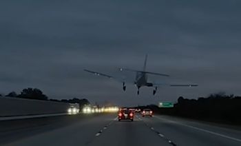 W USA samolot wylądował na aucie. Wszystko się nagrało