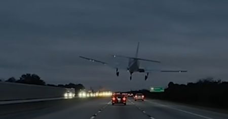 W USA samolot wylądował na aucie. Wszystko się nagrało