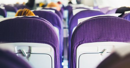 Dlaczego stewardesy siadają na dłoniach? Oto powód