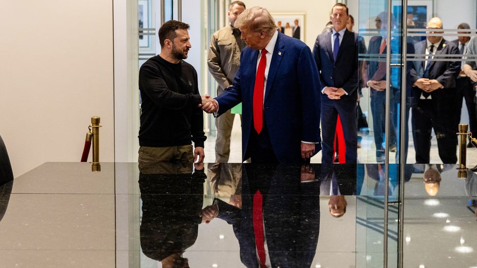 NEW YORK, NEW YORK - SEPTEMBER 27: (L-R) Ukrainian President Volodymyr Zelensky and Republican presidential nominee, former U.S. President Donald Trump, shake hands during a meeting on September 27, 2024 in New York City. The meeting coincides with President Zelensky's visit to New York for the United Nations General Assembly. (Photo by Alex Kent/Getty Images)