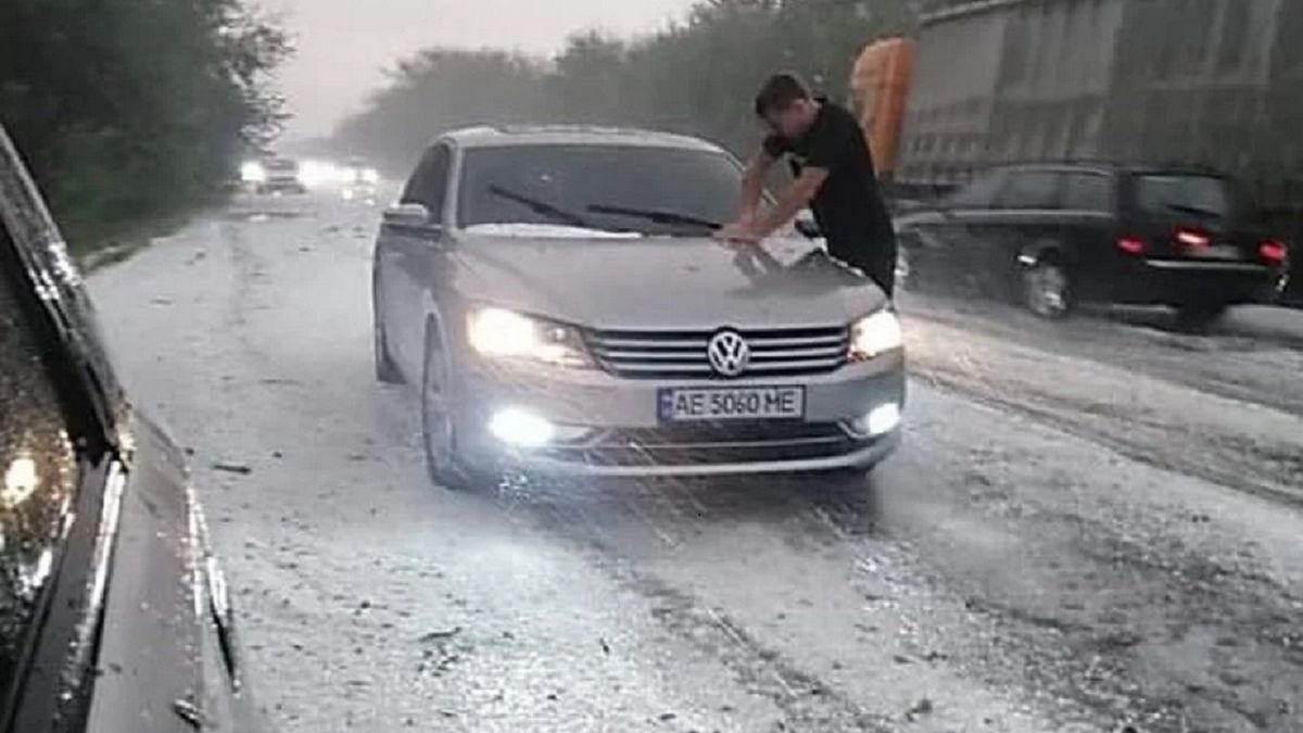 Sierpniowy śnieg zaskoczył kierowców na południu Ukrainy 