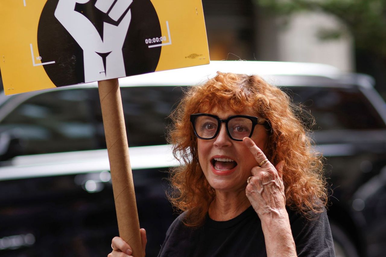 Fani wspierają Susan Sarandon seksownym filmikiem z jej udziałem. Syn aktorki ma tego dość