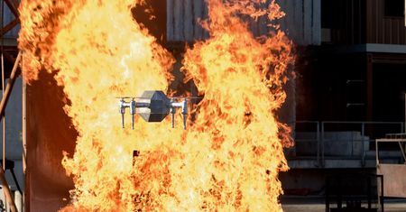 Ten dron ognia się nie boi. Może ratować życie
