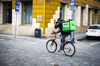 Walczą z kurierami na rowerach. Sypią się mandaty na tysiące złotych