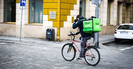 Walczą z kurierami na rowerach. Sypią się mandaty na tysiące złotych