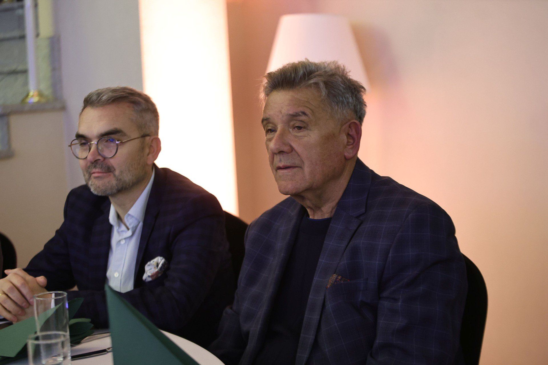 Znani na wyjątkowej kolarskiej gali w Kielcach - od lewej Marcin Różycki, były wiceprezydent Kielc i Marek Adamczak, przedsiębiorca, znany działacz piłki ręcznej