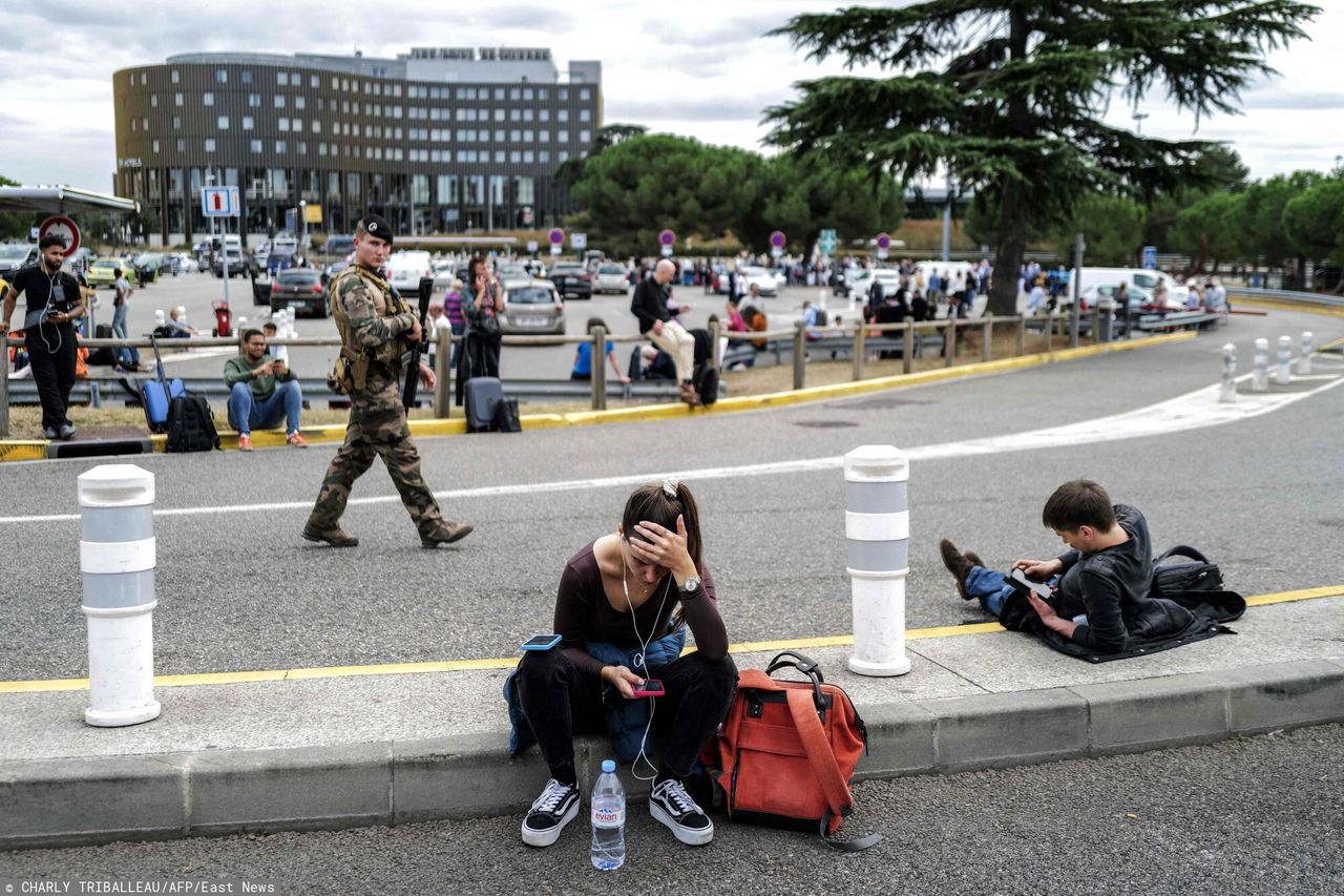 Evacuation at French airports. Passengers disoriented.