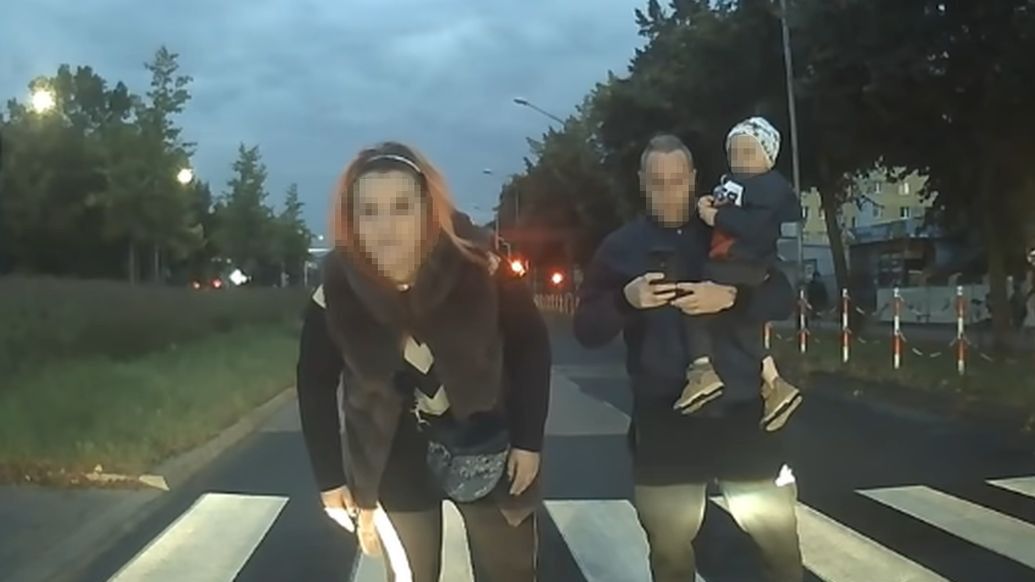 Stopklatka z nagrania, po którego publikacji na TouTubie zawrzało.