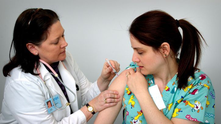 Koronawirus. Nie pij alkoholu przed szczepieniem!