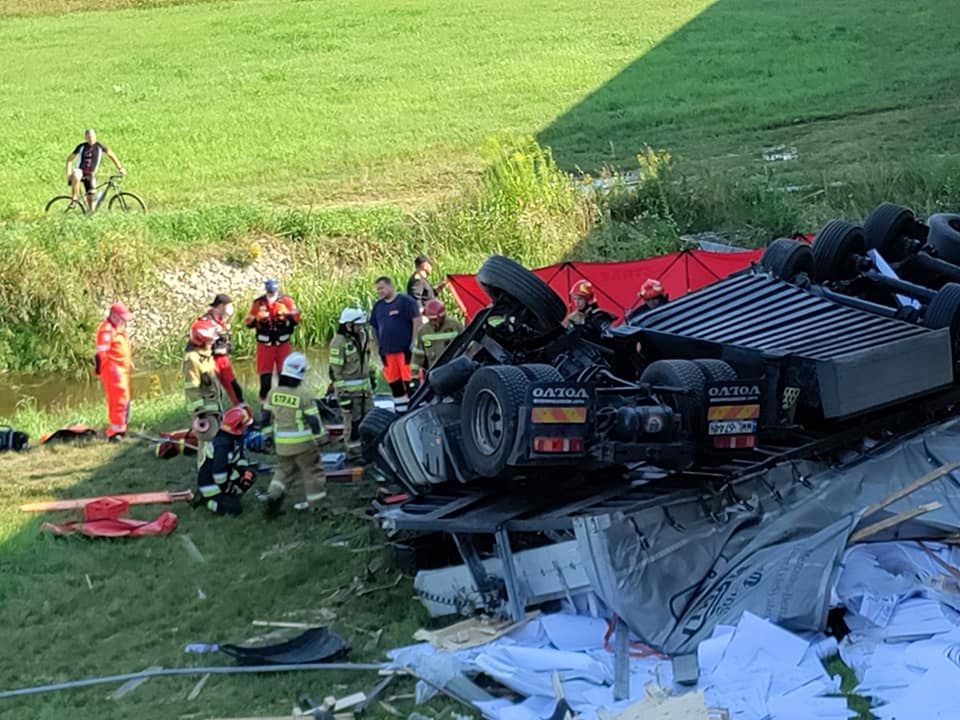 Mazowieckie. Wypadek na S8. Zderzenie trzech aut. Ciężarówka spadła z wiaduktu 