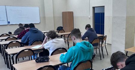 Agresywny atak na nauczycielkę w Bolesławcu. 17-latek grozi więzienie