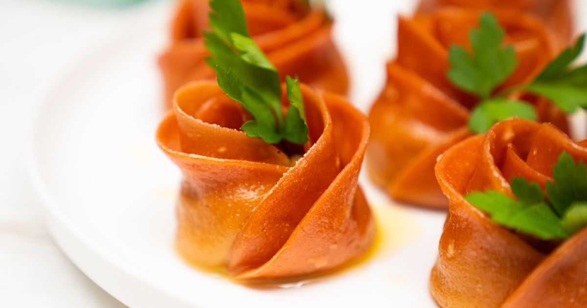 Zamiast makaronu na walentynkową kolację zrób różowe pierożki. Kolor i forma to prawdziwe mistrzostwo