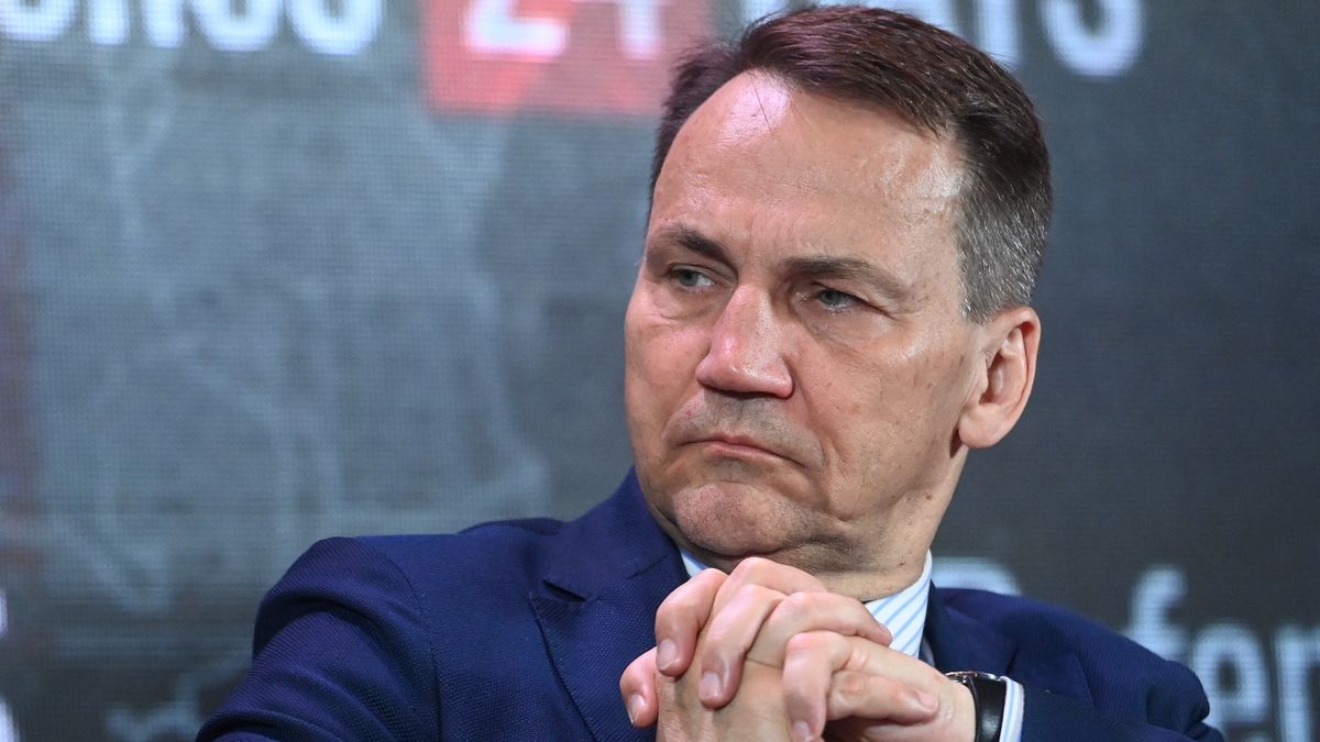 Warszawa, 06.05.2024. Minister spraw zagranicznych Radosław Sikorski podczas dyskusji "Europa w erze wojny. Odstraszanie i obrona" w ramach konferencji Defence24 Days na stadionie PGE Narodowy w Warszawie, 6 bm. Dwudniowa konferencja poświęcona jest zagadnieniom obronności i bezpieczeństwa w Europie Środkowo-Wschodniej. (amb) PAP/Piotr Nowak