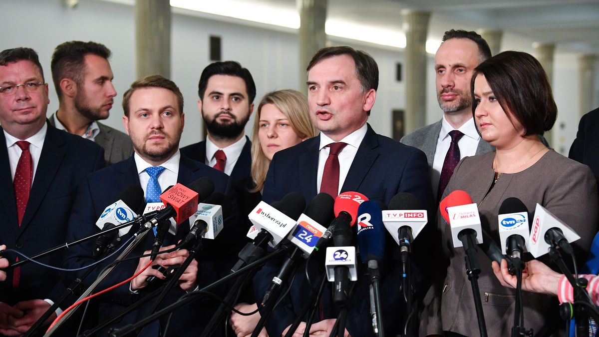 Warszawa, 30.11.2022. Minister sprawiedliwości, prokurator generalny Zbigniew Ziobro (3P), minister � członek Rady Ministrów Michał Wójcik (L), wiceminister aktywów państwowych Jan Kanthak (2L), wiceminister rolnictwa i rozwoju wsi Janusz Kowalski (2P), wiceminister klimatu i środowiska Jacek Ozdoba (3L) oraz posłowie PiS: Norbert Kaczmarczyk (4L), Aleksandra Szczudło (5L) i Anna Maria Siarkowska (P) podczas konferencji prasowej parlamentarzystów Solidarnej Polski w Sejmie w Warszawie, 30 bm. (jm) PAP/Radek Pietruszka