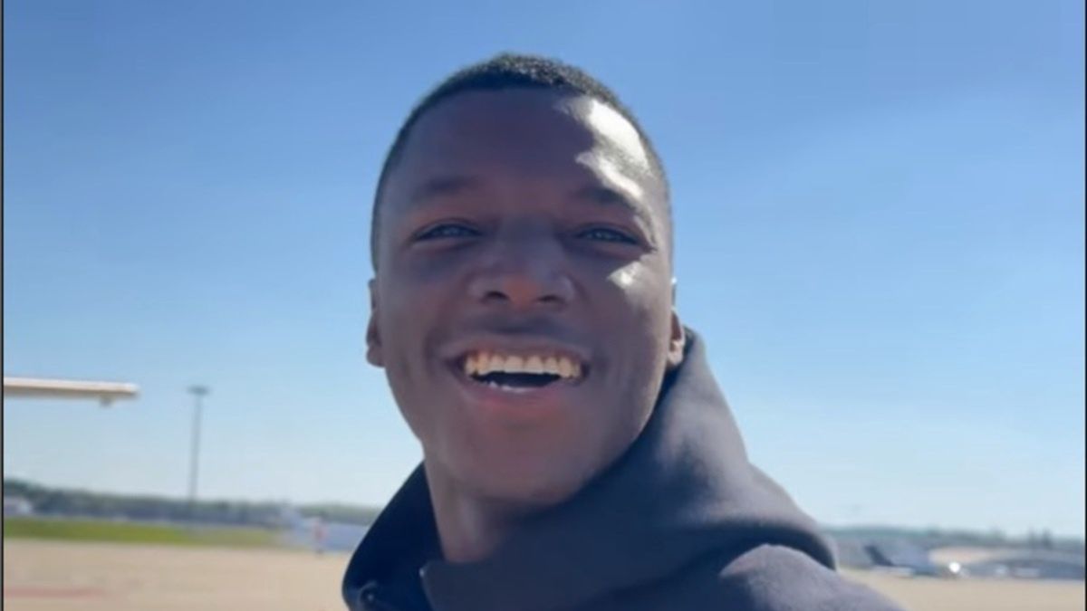 Moises Caicedo przed podróżą samolotem do Polski