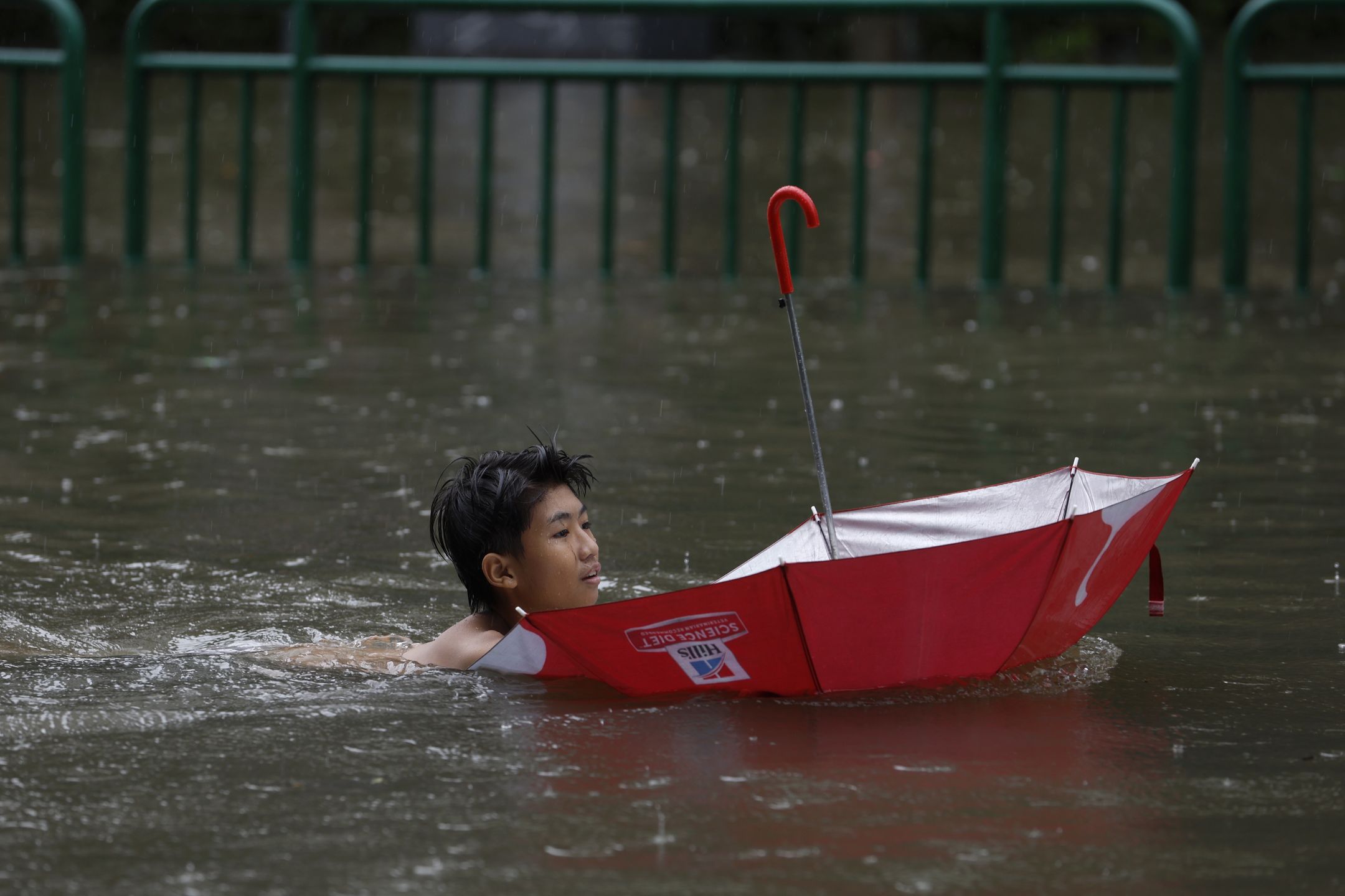 A young boy swims through floodwater along Phetchaburi Road in Bangkok, Thailand, 26 September 2026. All 50 districts in Bangkok have been declared flood disaster zones following persistent heavy rain caused by a strong low-pressure system combined with seasonal monsoon patterns. EPA/RUNGROJ YONGRIT Dostawca: PAP/EPA.