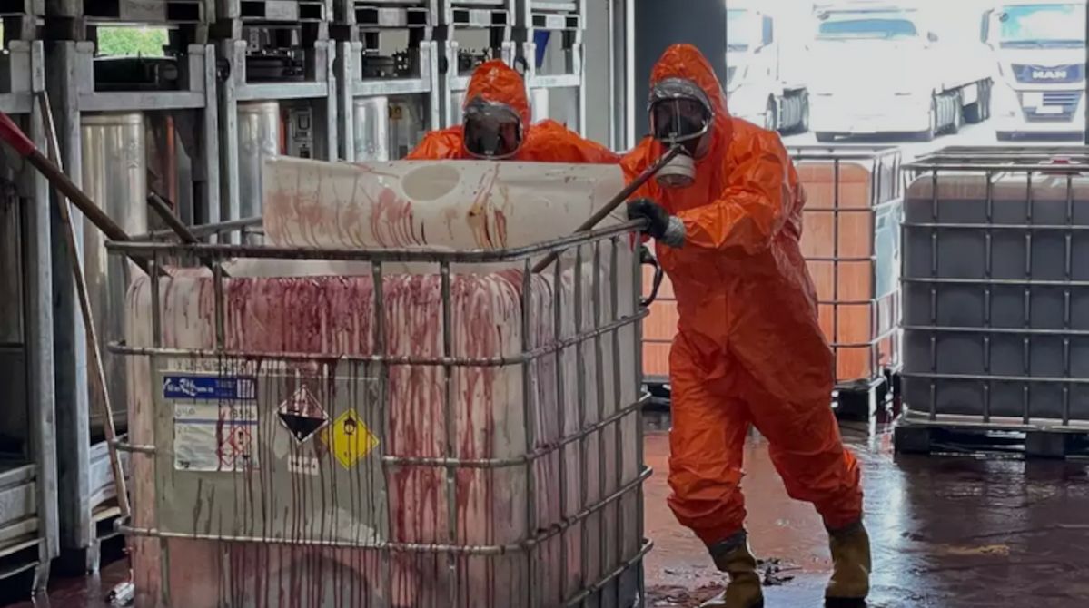 Wyciek żrącej substancji pod Gliwicami. Rozlało się 1200 l chemikaliów