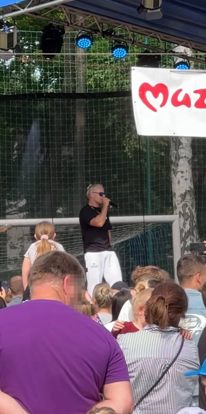 Skolim podczas występu na festynie 