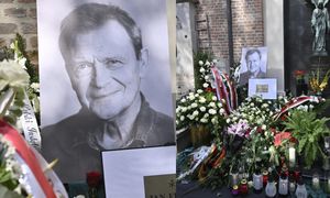Tak wygląda grób Jana Frycza. Skromna tabliczka, wieńce z biało-czerwoną wstęgą i kilka płonących zniczy (ZDJĘCIA)