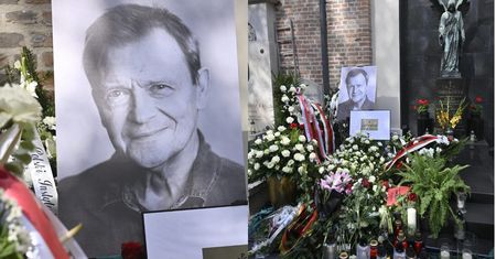Tak wygląda grób Jana Frycza. Skromna tabliczka, wieńce z biało-czerwoną wstęgą i kilka płonących zniczy (ZDJĘCIA)
