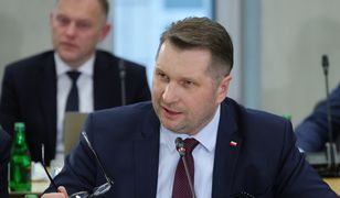 Czarnek drwi z Tuska. Wykonywał gesty czyszczenia kolan