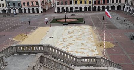 Zamość: Ruszyły przygotowania do otwarcia lodowiska pod chmurką