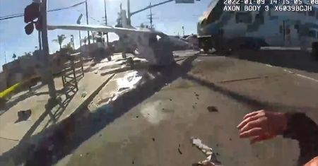 Samolot na torach przed pędzącym pociągiem. Mrożące krew w żyłach nagranie z Los Angeles
