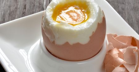 Przygotuj jajko na miękko jak perfekcjonista. Szef kuchni zdradził prosty patent