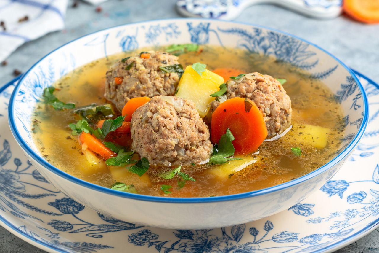 Babcia na obiad gotowała kuleczkową zupę. Nawet niejadki zajadały ze smakiem