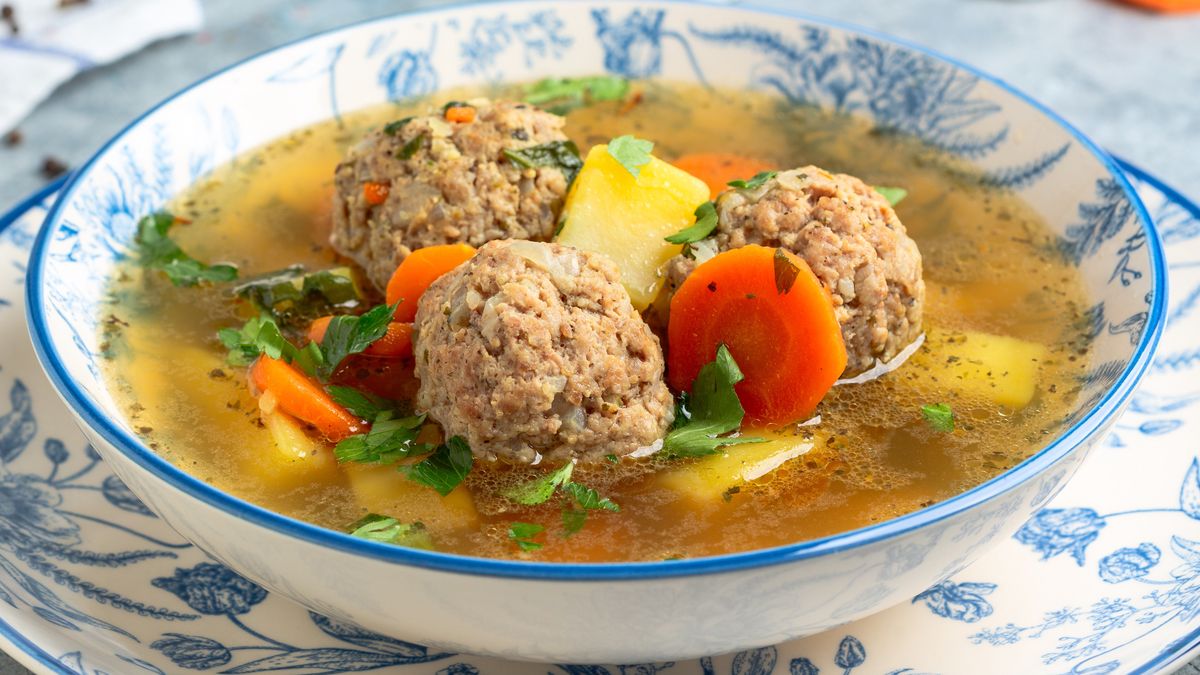 Zupa kuleczkowa to babcina jarzynowa z klopsikami